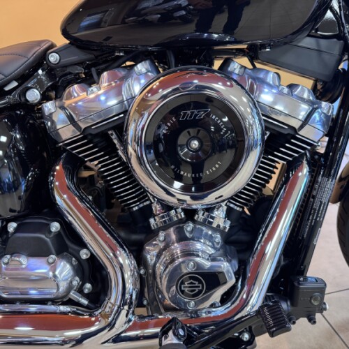 2026 Harley-Davidson® Street Bob® Vivid Black Chrome Laced Wheels thumb 2