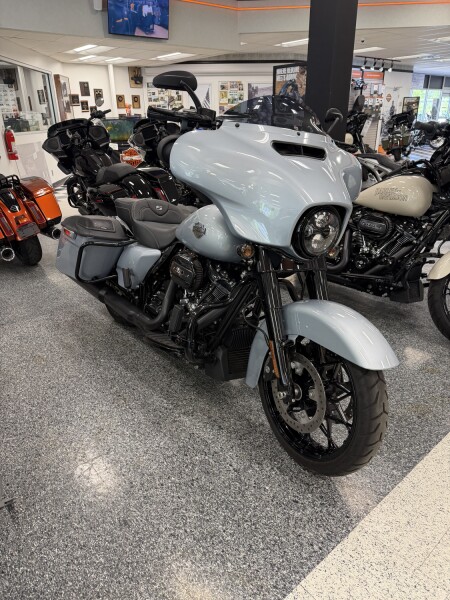2023 Harley-Davidson® Street Glide® Special Atlas Silver Metallic - Black Finish