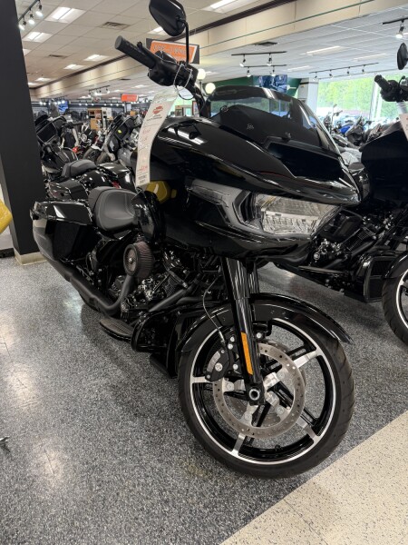 2025 Harley-Davidson® Road Glide® Vivid Black - Black Finish