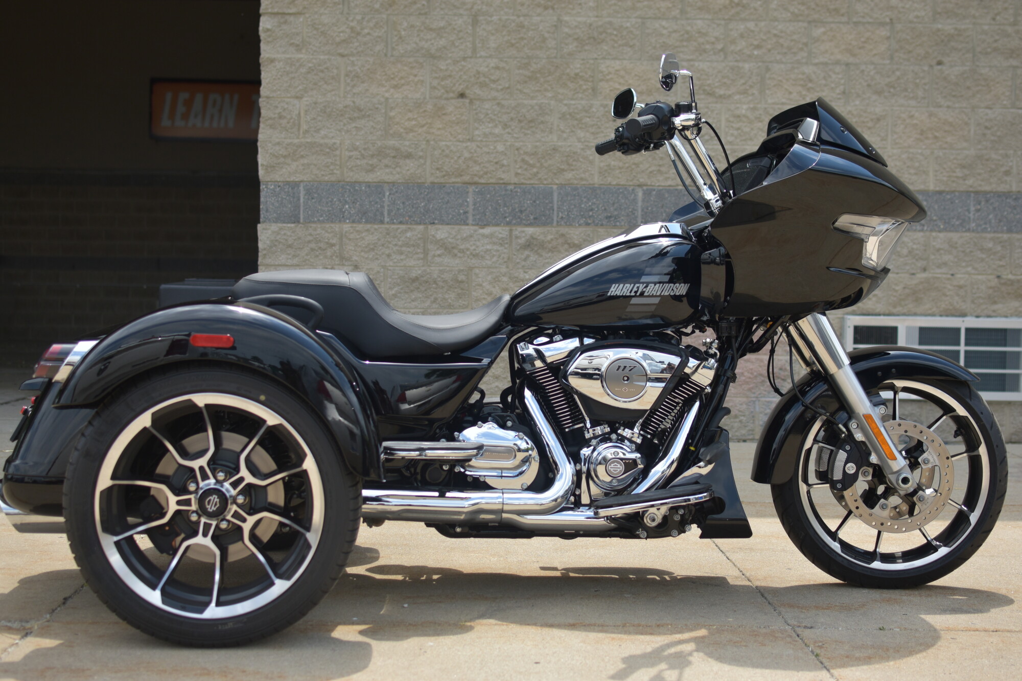 2026 Harley-Davidson® Road Glide 3 Vivid Black