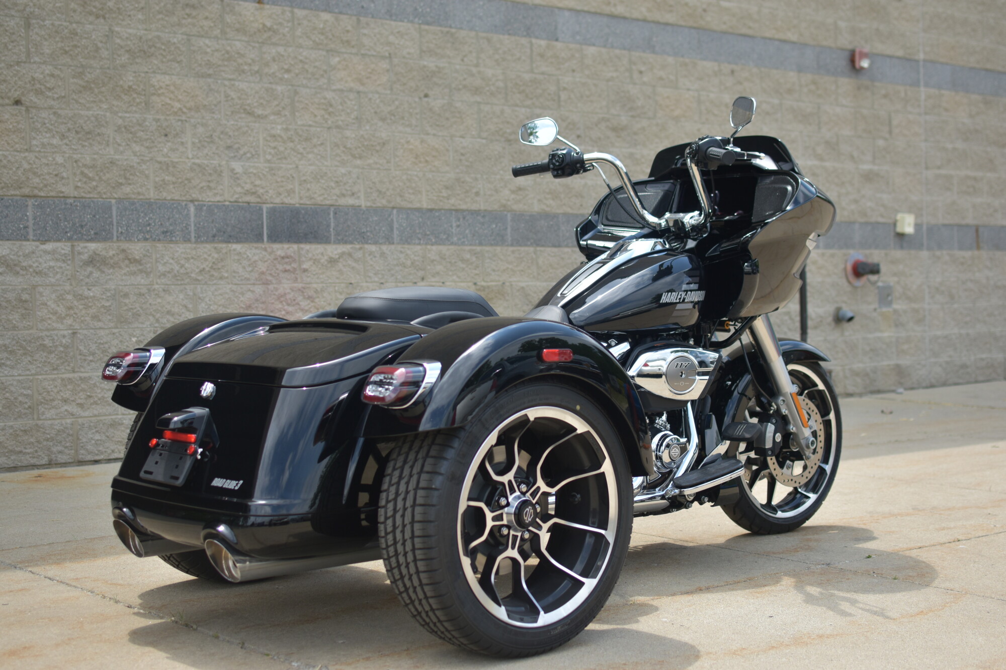 2026 Harley-Davidson® Road Glide 3 Vivid Black, photo 2