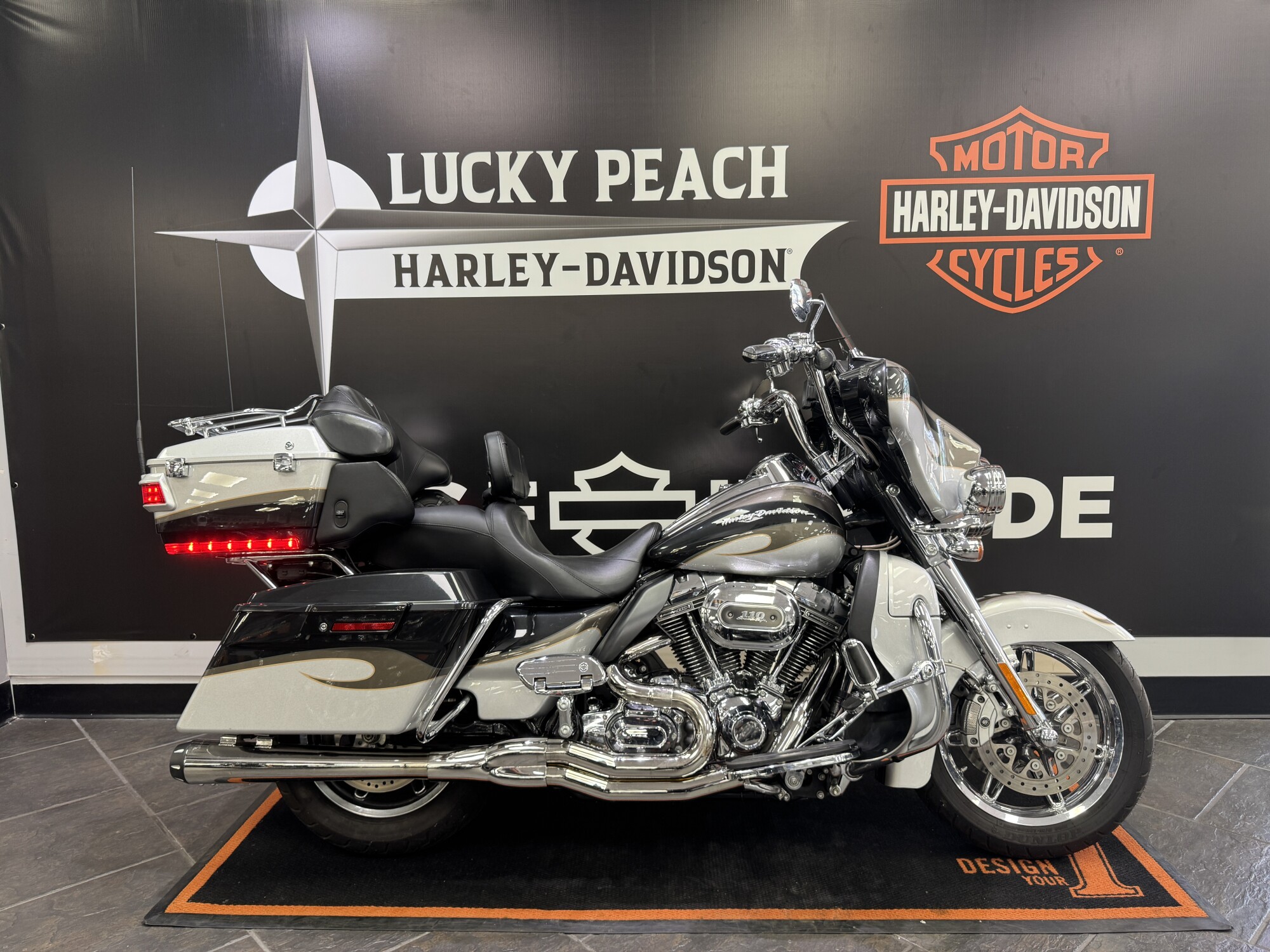 2013 Harley-Davidson® CVO™ Ultra Classic® Electra Glide® Black Diamond & Molten Silver with Crushed 