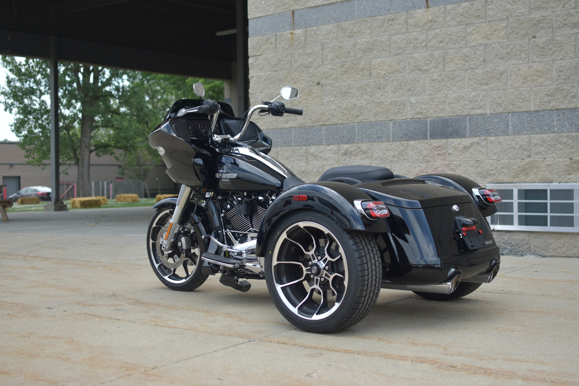 2026 Harley-Davidson® Road Glide 3 Vivid Black, photo 4