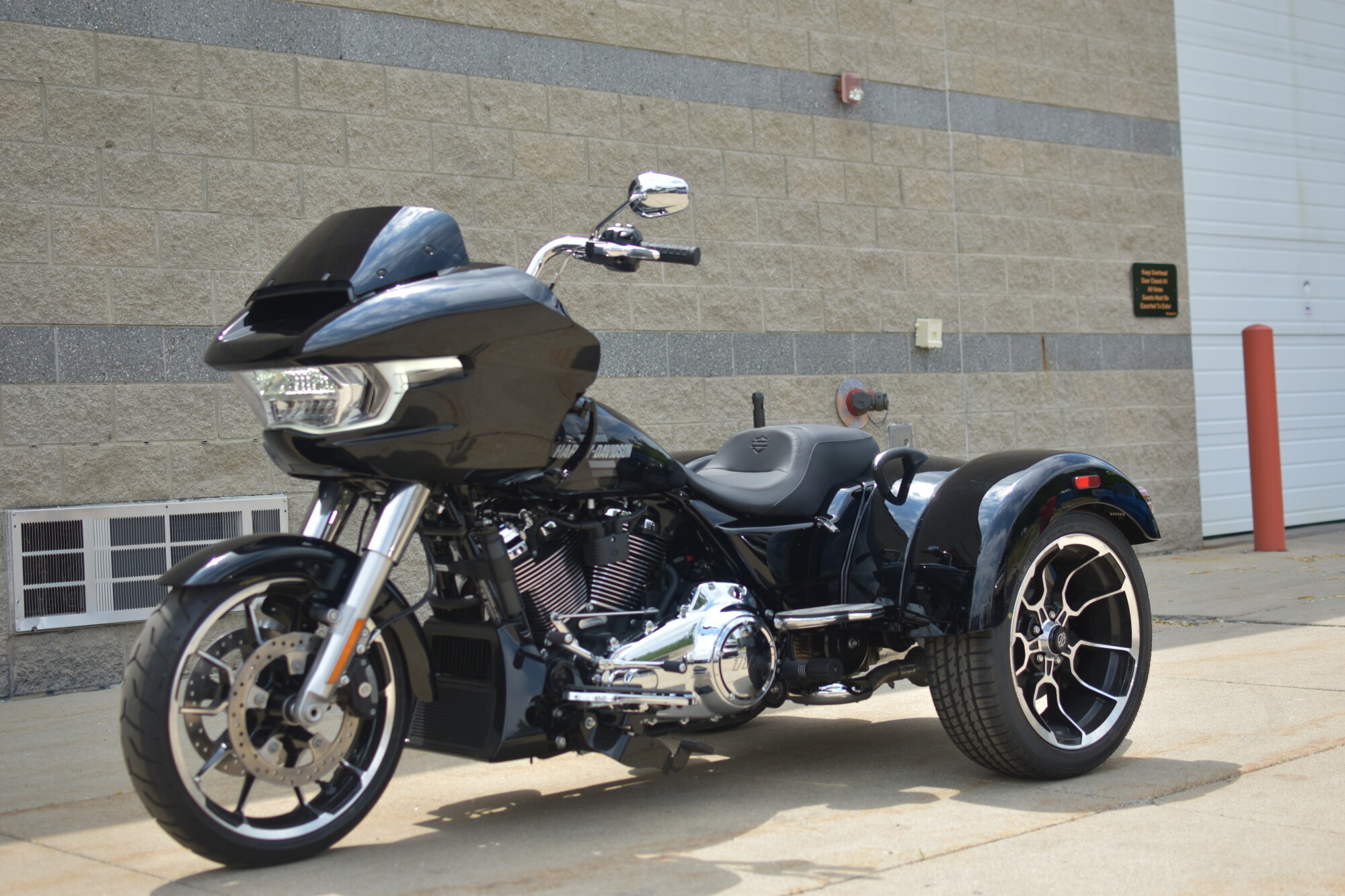 2026 Harley-Davidson® Road Glide 3 Vivid Black, photo 6