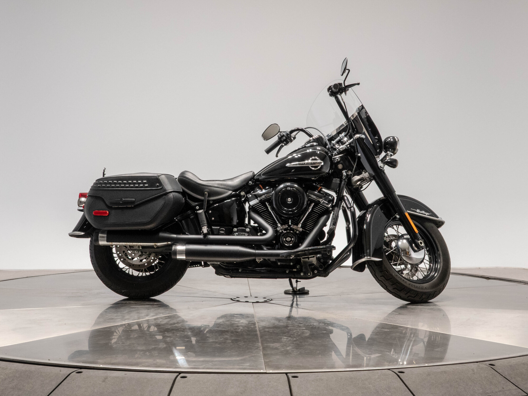 2018 HARLEY-DAVIDSON FLHC HERITAGE CLASSIC in Vivid Black