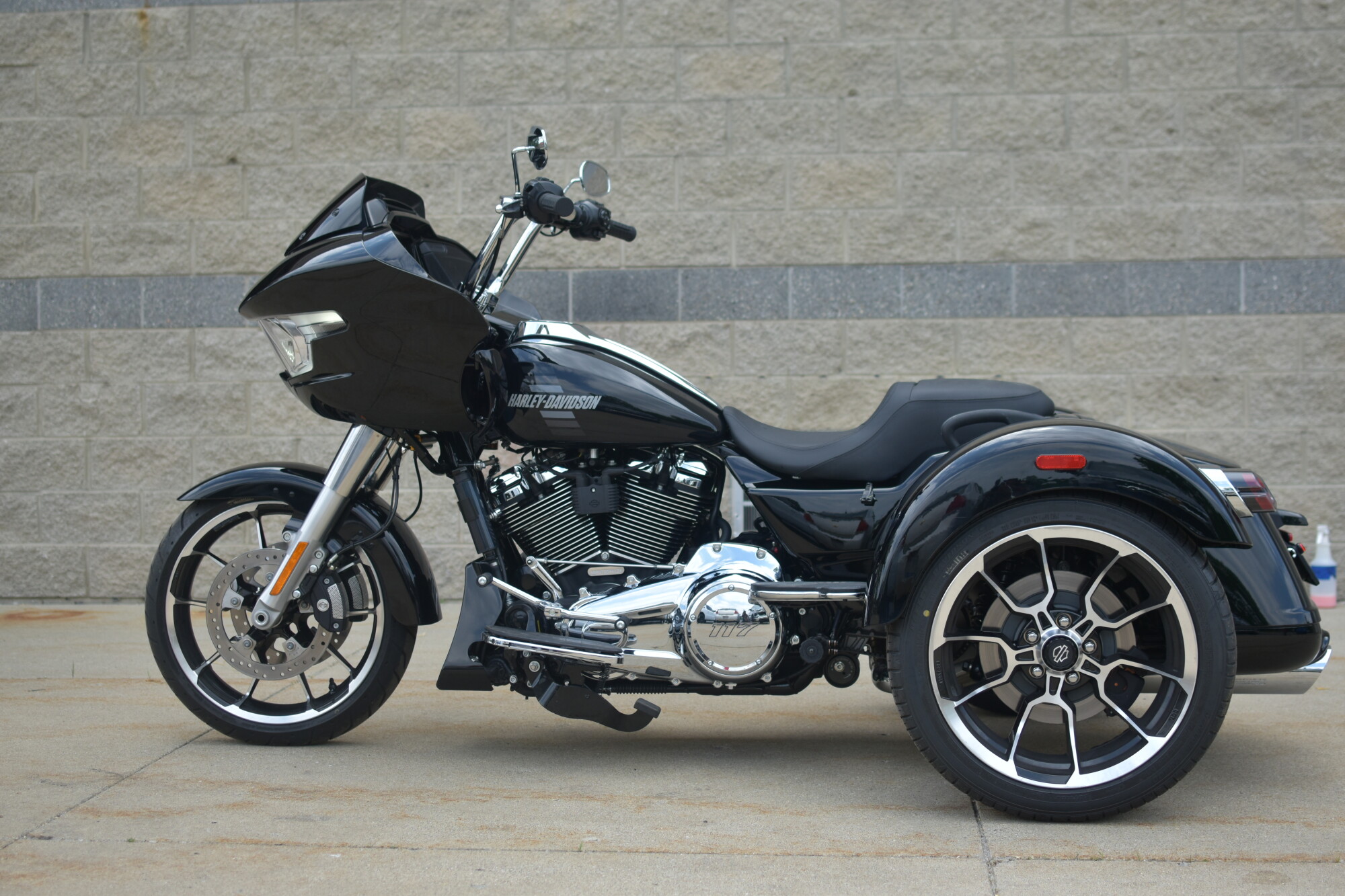 2026 Harley-Davidson® Road Glide 3 Vivid Black, photo 5