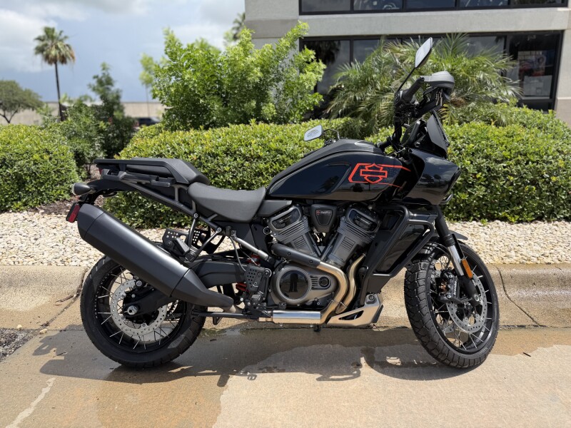 2026 Harley-Davidson® Pan America® 1250 Special Vivid Black Black Laced Wheels