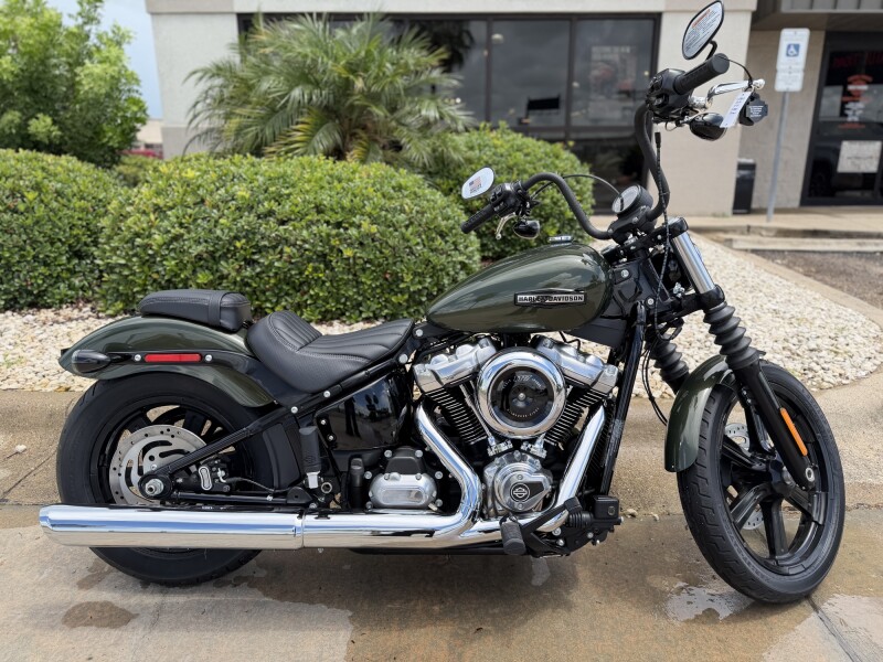 2026 Harley-Davidson® Street Bob® Olive Steel Metallic Chrome Cast Wheels