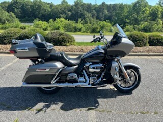 2017 Harley-Davidson® Road Glide® Ultra BIL SLVR/V BLK W/PINSTRIPE