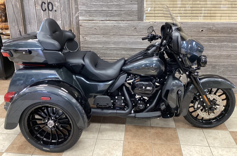 2025 Harley-Davidson® Tri Glide® Ultra Iron Horse Metallic / Vivid Black - Black Finish