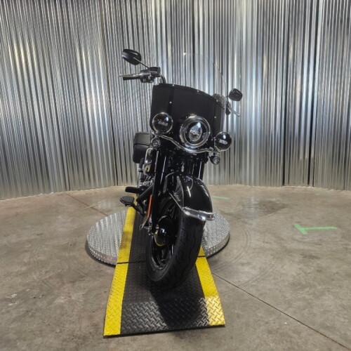 2026 Harley-Davidson® Heritage Classic Vivid Black Black Laced Wheels thumb 2