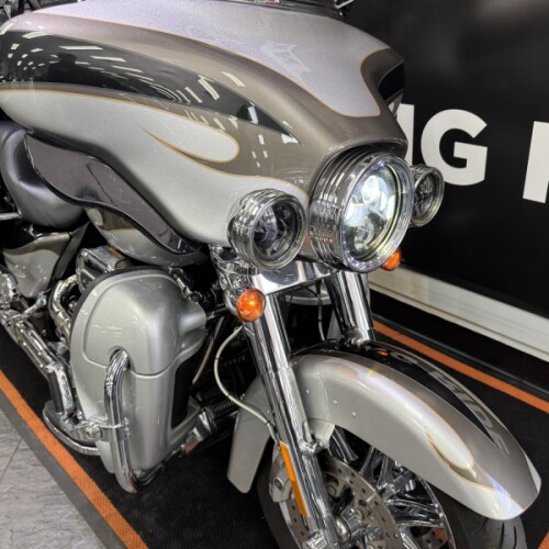 2013 Harley-Davidson® CVO™ Ultra Classic® Electra Glide® Black Diamond & Molten Silver with Crushed  thumb 2