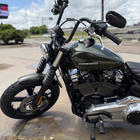 2026 Harley-Davidson® Street Bob® Olive Steel Metallic Chrome Cast Wheels thumb 0