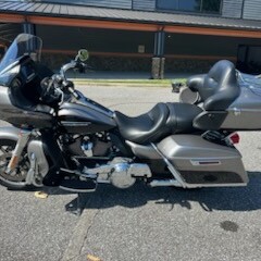 2017 Harley-Davidson® Road Glide® Ultra BIL SLVR/V BLK W/PINSTRIPE thumb 3