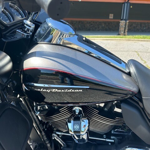 2017 Harley-Davidson® Road Glide® Ultra BIL SLVR/V BLK W/PINSTRIPE thumb 0