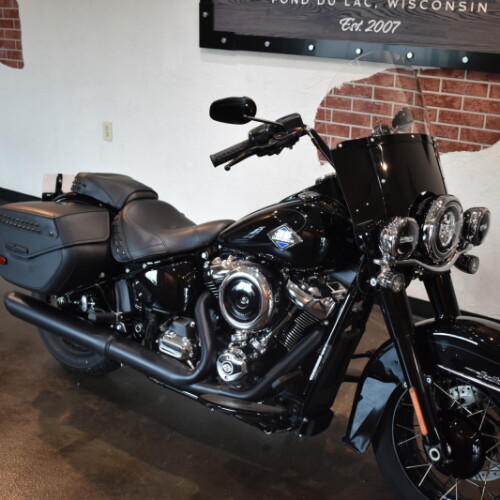 2025 Harley-Davidson® Heritage Classic Vivid Black w/Laced Wheels thumb 3
