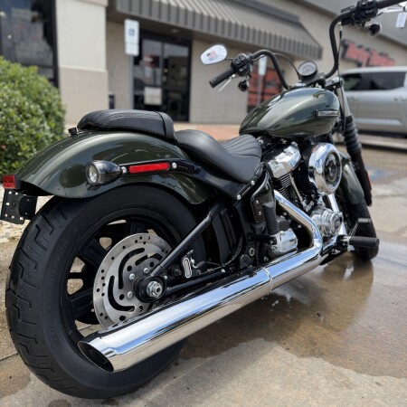 2026 Harley-Davidson® Street Bob® Olive Steel Metallic Chrome Cast Wheels thumb 2