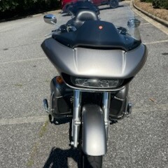 2017 Harley-Davidson® Road Glide® Ultra BIL SLVR/V BLK W/PINSTRIPE thumb 2