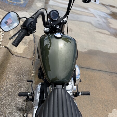 2026 Harley-Davidson® Street Bob® Olive Steel Metallic Chrome Cast Wheels thumb 1