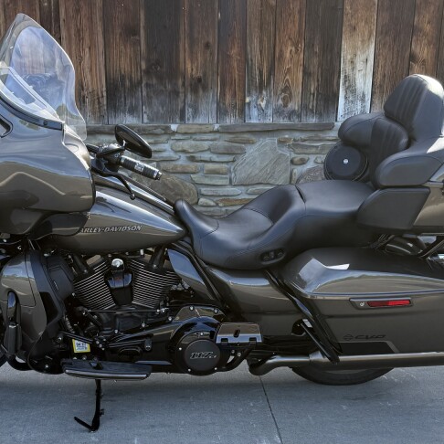 2021 Harley-Davidson® CVO™ Limited Bronze Armor thumb 3