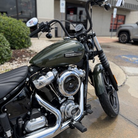 2026 Harley-Davidson® Street Bob® Olive Steel Metallic Chrome Cast Wheels thumb 3