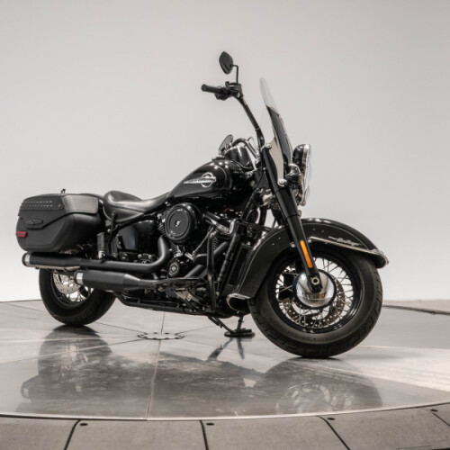 2018 HARLEY-DAVIDSON FLHC HERITAGE CLASSIC in Vivid Black thumb 3