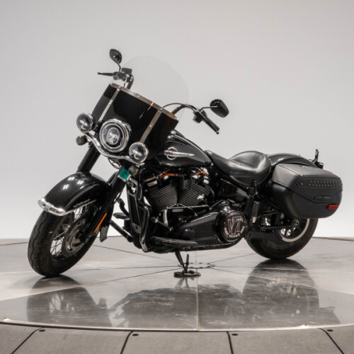 2018 HARLEY-DAVIDSON FLHC HERITAGE CLASSIC in Vivid Black thumb 0