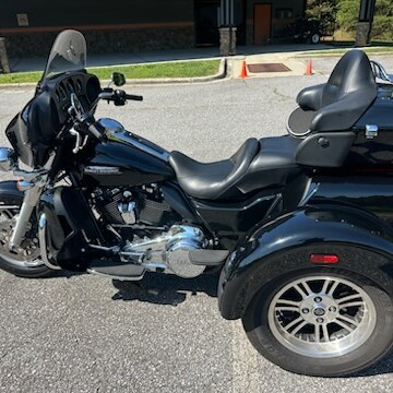 2021 Harley-Davidson® Tri Glide® Ultra Vivid Black thumb 3