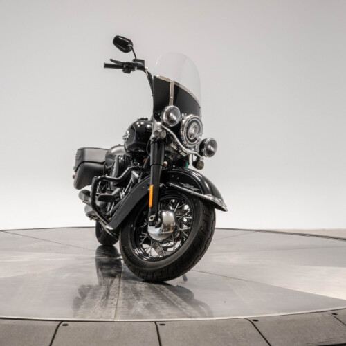 2018 HARLEY-DAVIDSON FLHC HERITAGE CLASSIC in Vivid Black thumb 2