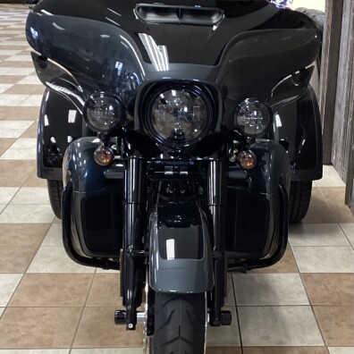 2025 Harley-Davidson® Tri Glide® Ultra Iron Horse Metallic / Vivid Black - Black Finish thumb 3