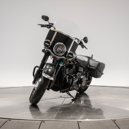 2018 HARLEY-DAVIDSON FLHC HERITAGE CLASSIC in Vivid Black thumb 1