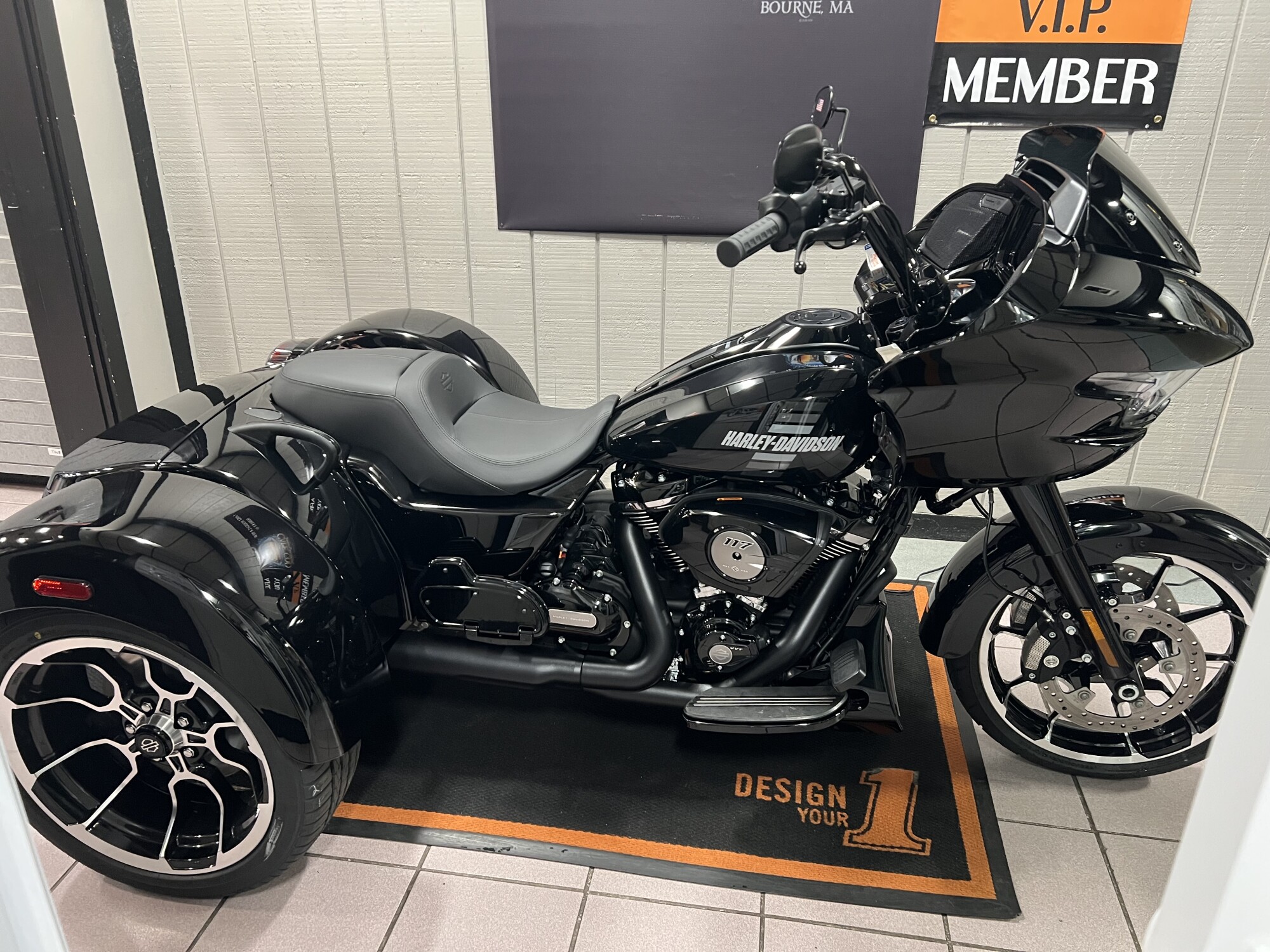 2026 Harley-Davidson® Road Glide 3 Vivid Black