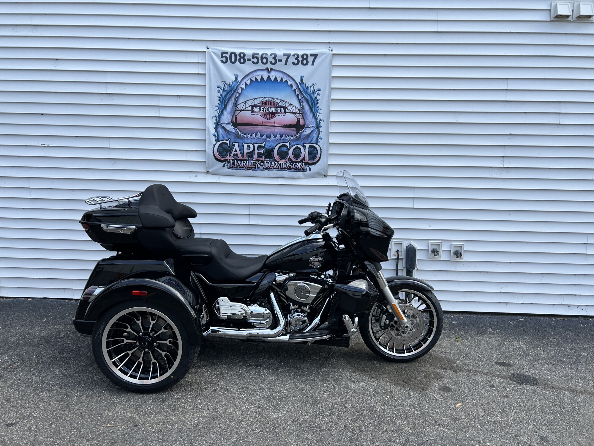 2026 Harley-Davidson® Street Glide 3 Limited Vivid Black Chrome Trim