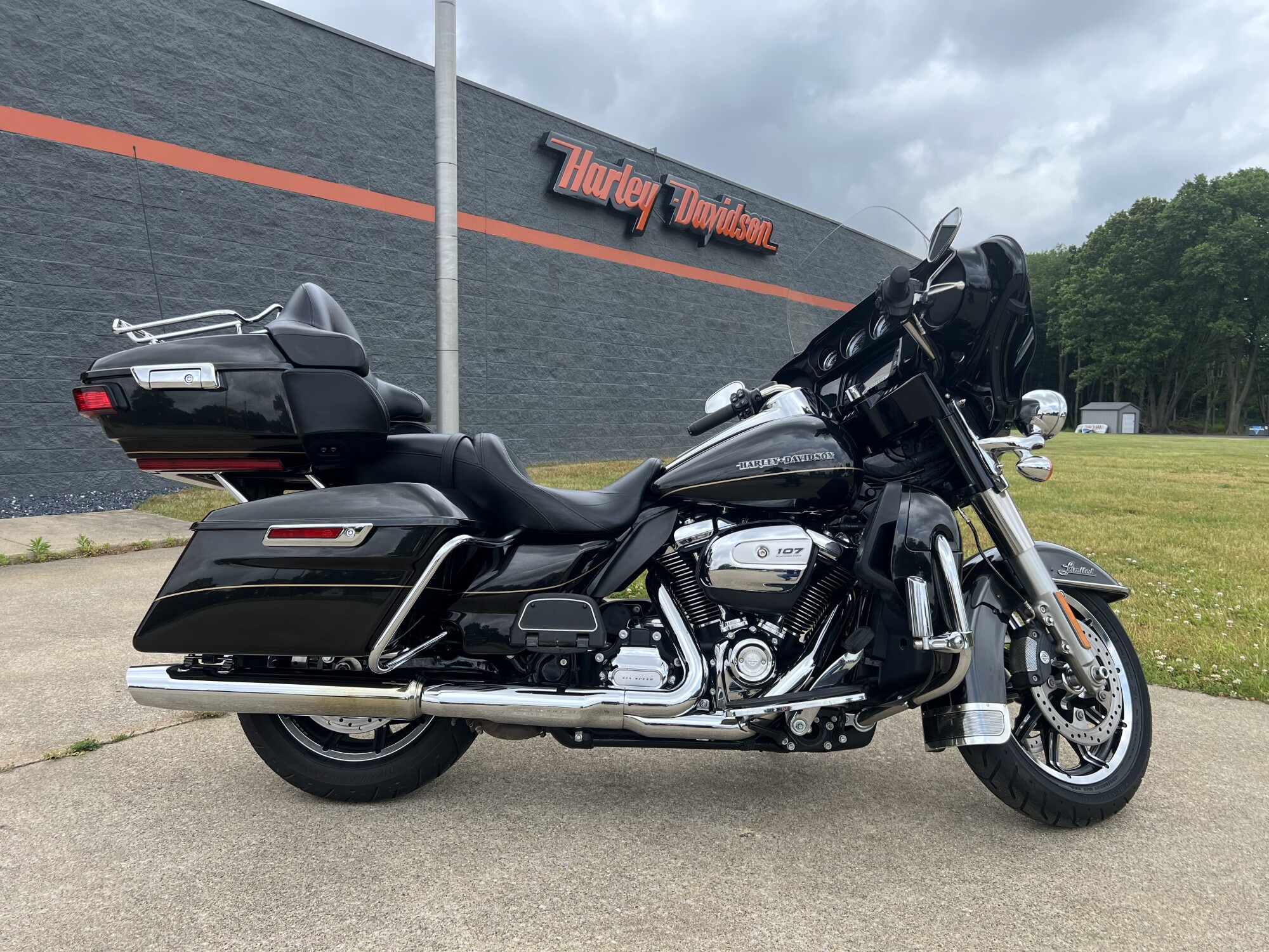 2017 Harley-Davidson® Ultra Limited Black Quartz