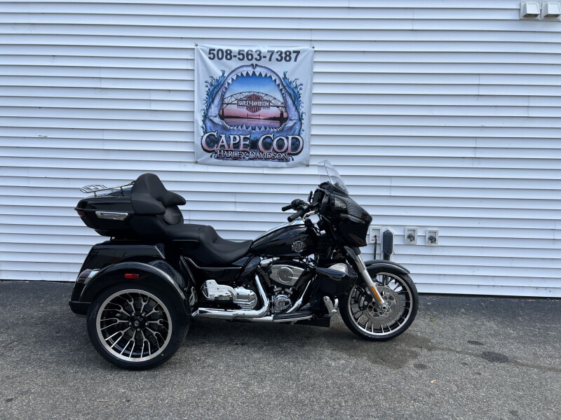 2026 Harley-Davidson® Street Glide 3 Limited Vivid Black Chrome Trim
