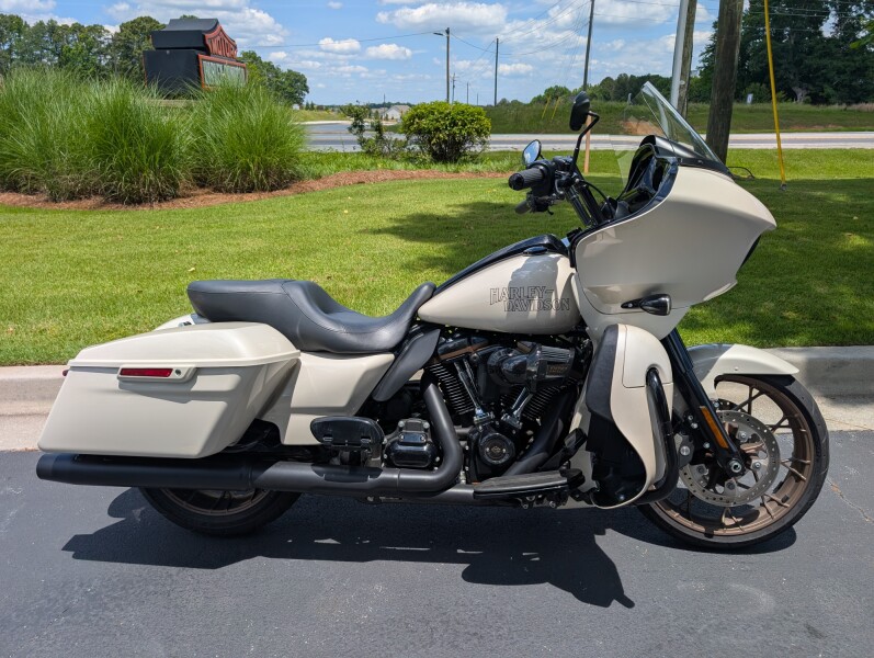 2023 Harley-Davidson® Road Glide® ST White Sand Pearl