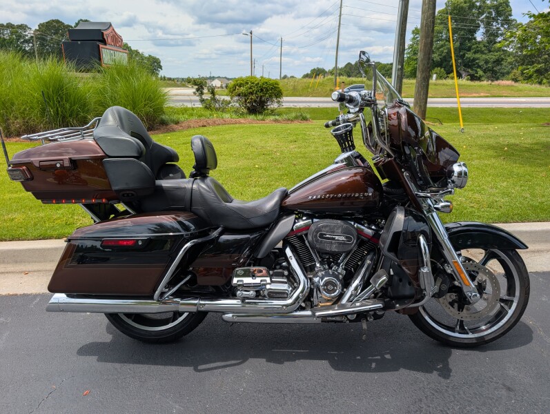 2019 Harley-Davidson® CVO™ Limited Auburn Sunglo & Black Hole with Rich Bourbon