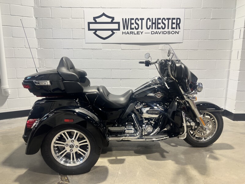2024 Harley-Davidson® Tri Glide® Ultra Vivid Black FLHTCUTG