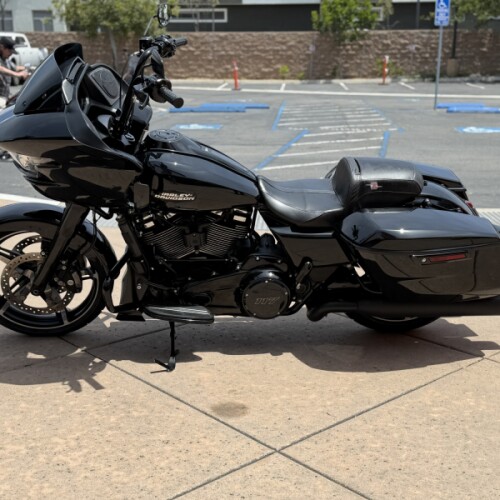 2024 Harley-Davidson® Road Glide® Vivid Black thumb 2