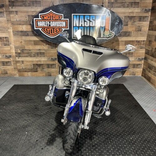 2017 Harley-Davidson® CVO™ Limited Palladium Silver/Phantom Blue with Wicked Sapphire including Mirr thumb 3