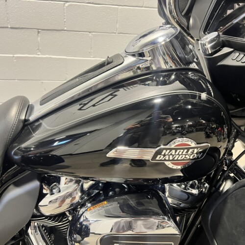 2024 Harley-Davidson® Tri Glide® Ultra Vivid Black FLHTCUTG thumb 3