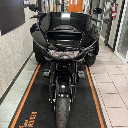 2026 Harley-Davidson® Road Glide 3 Vivid Black thumb 2