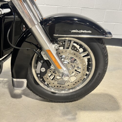 2024 Harley-Davidson® Tri Glide® Ultra Vivid Black FLHTCUTG thumb 2