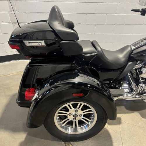 2024 Harley-Davidson® Tri Glide® Ultra Vivid Black FLHTCUTG thumb 0