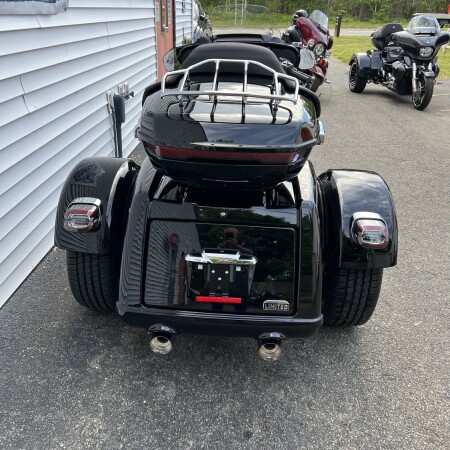 2026 Harley-Davidson® Street Glide 3 Limited Vivid Black Chrome Trim thumb 2