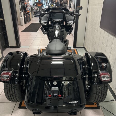 2026 Harley-Davidson® Road Glide 3 Vivid Black thumb 1