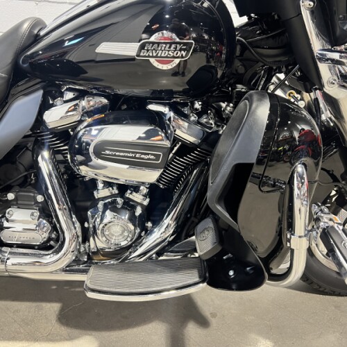 2024 Harley-Davidson® Tri Glide® Ultra Vivid Black FLHTCUTG thumb 1