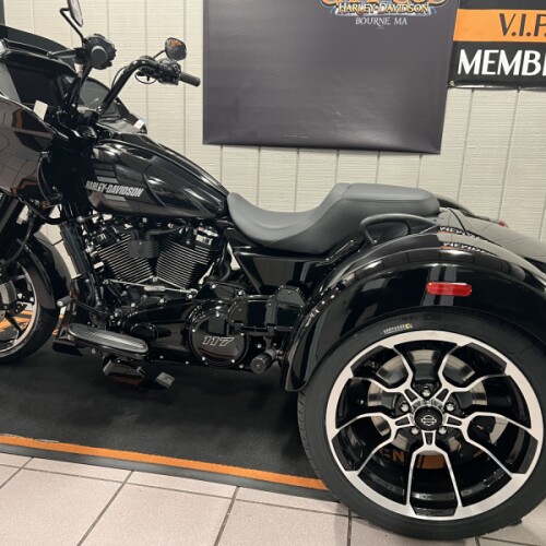 2026 Harley-Davidson® Road Glide 3 Vivid Black thumb 3