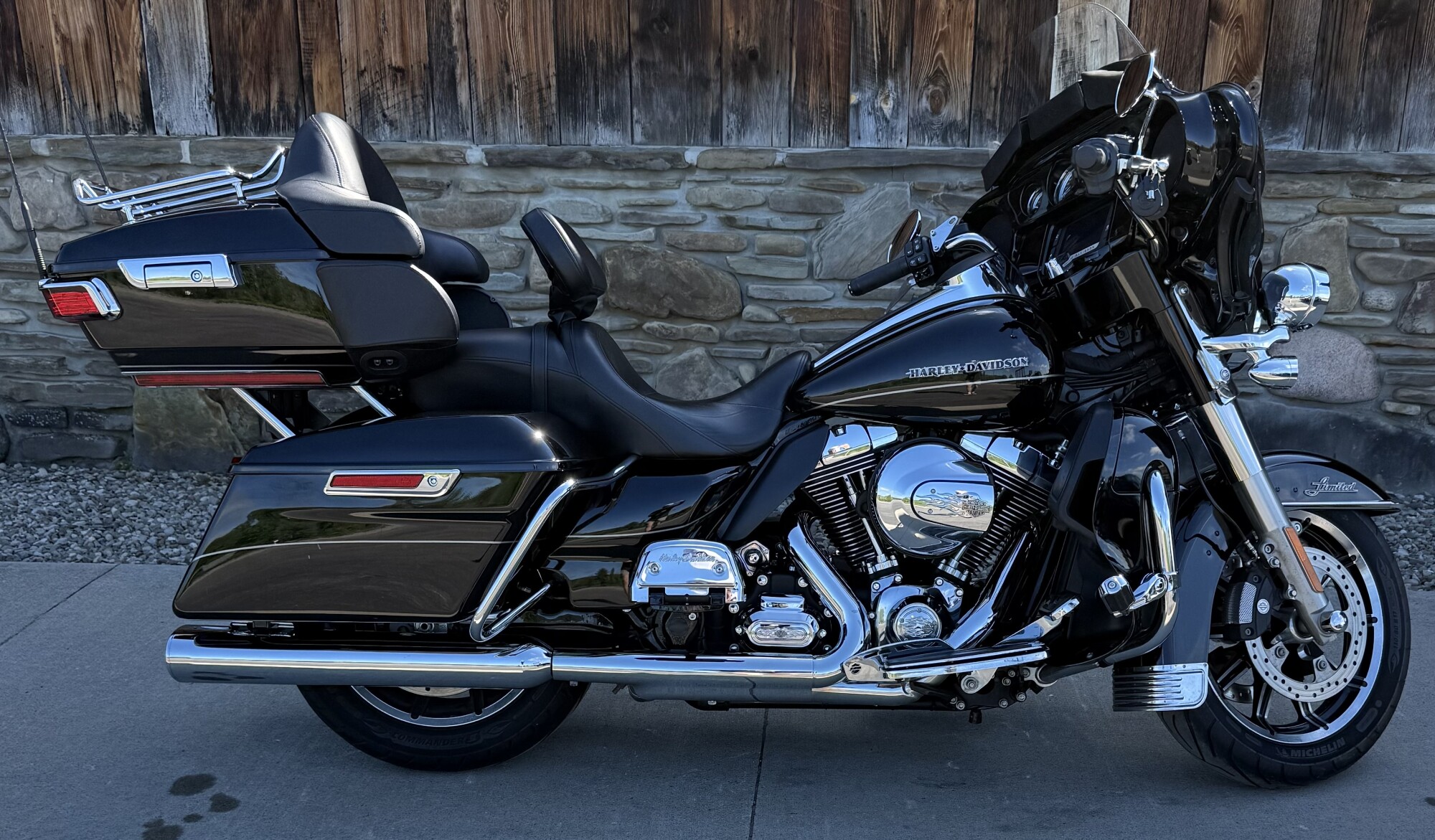 2014 Harley-Davidson® Electra Glide® Ultra Limited BLACK W/ PINSTRIPE