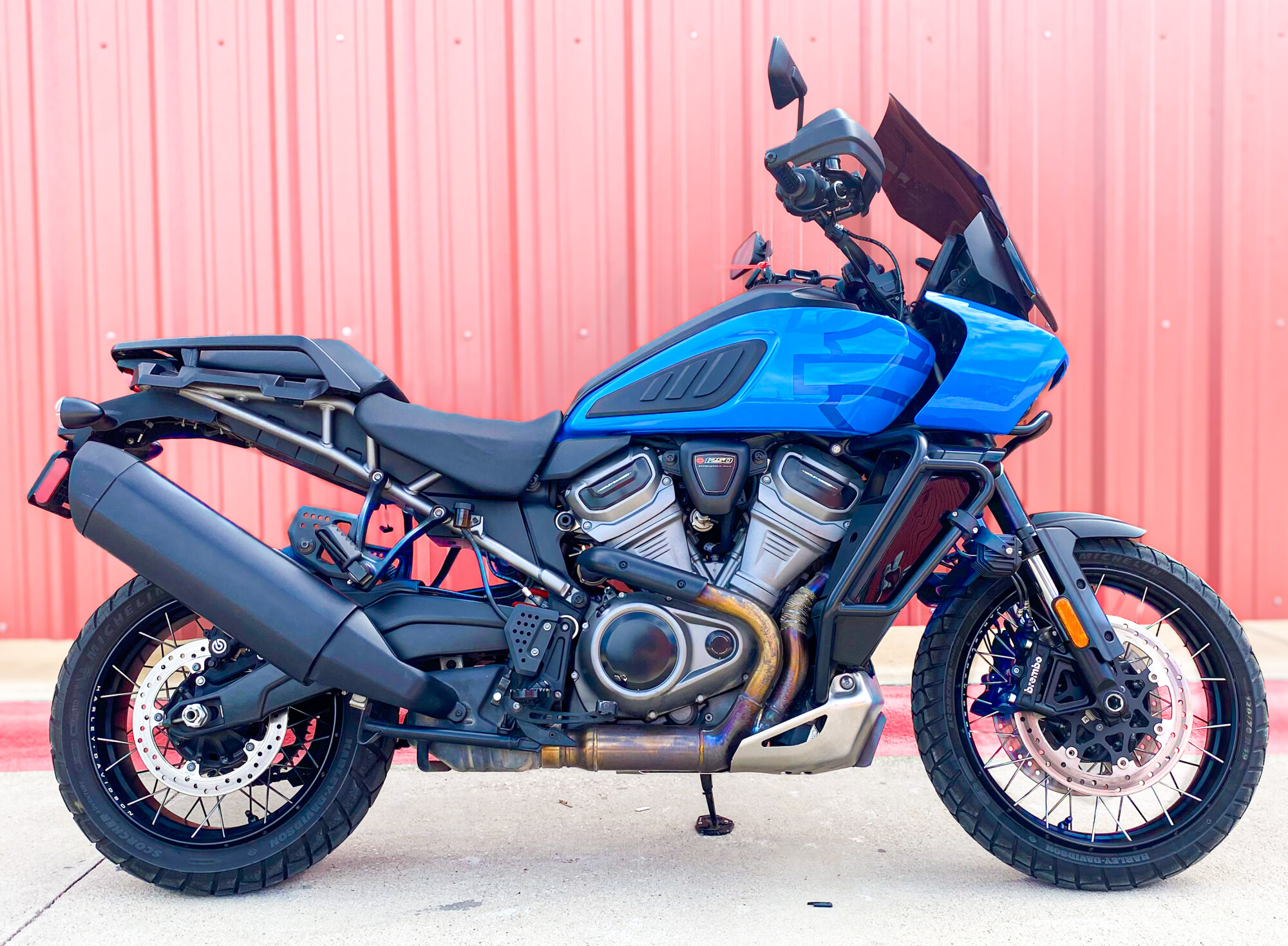 2022 Harley-Davidson® Pan America™ 1250 Special Fastback Blue/White Sand Pearl